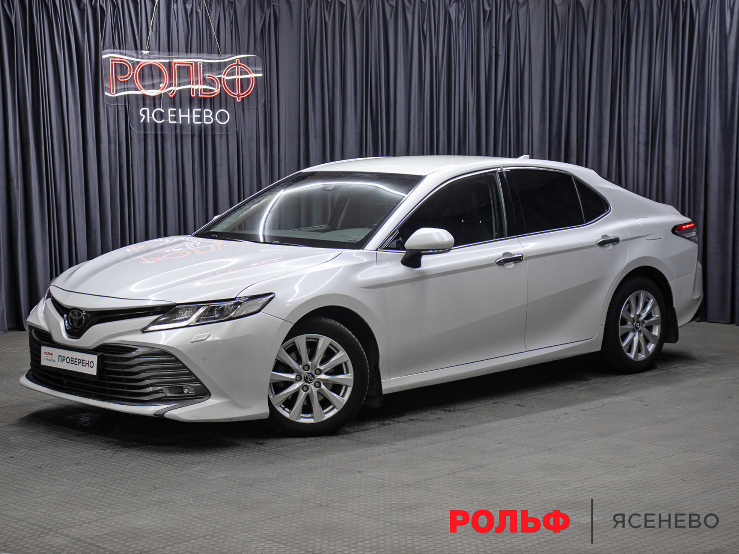 Toyota Camry 2019 — фото 1