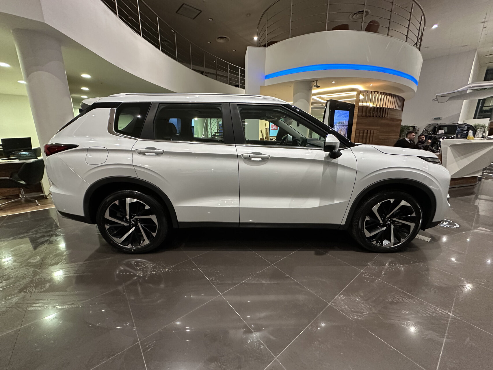 Mitsubishi Outlander 2023 — миниатюра 5