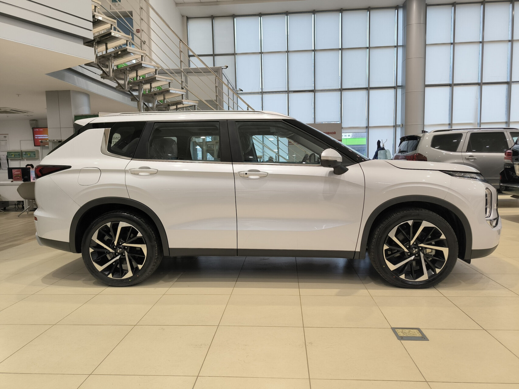 Mitsubishi Outlander 2023 — миниатюра 5