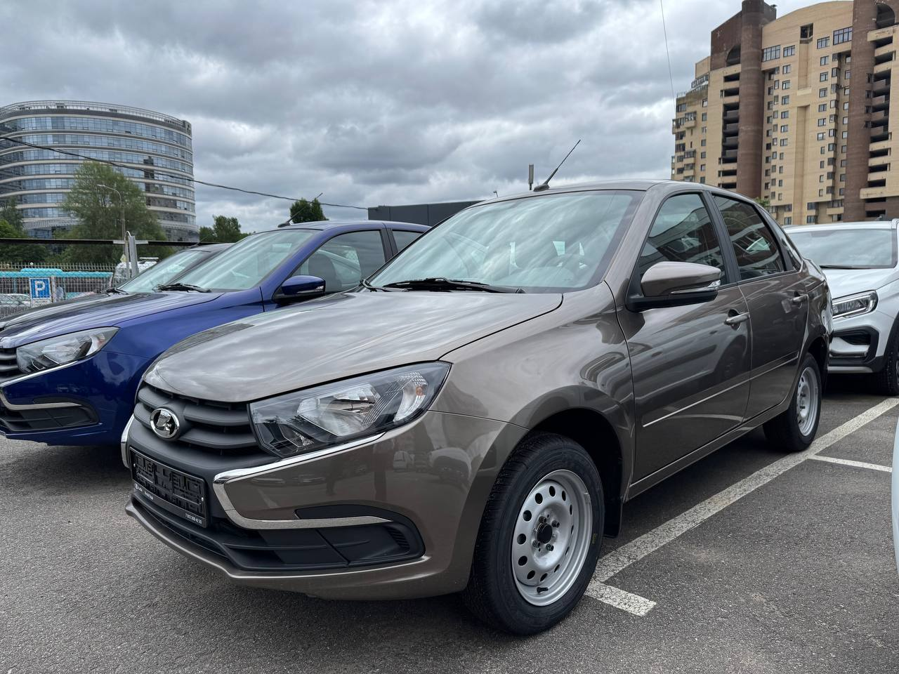 LADA Granta седан I Рестайлинг, Золотисто-коричневый "Кориандр" металлик, 687400 рублей, вид 2