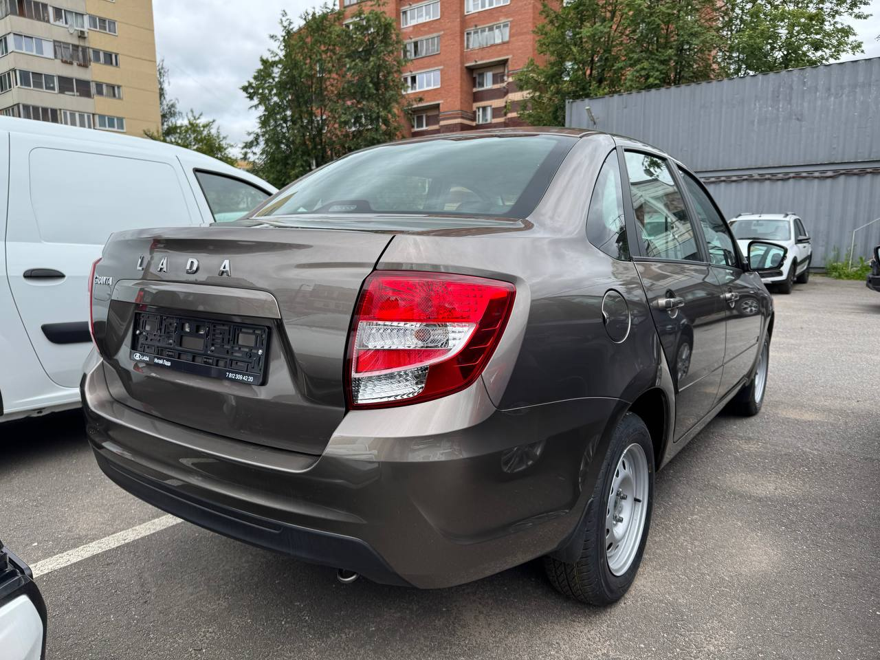 LADA Granta седан I Рестайлинг, Золотисто-коричневый "Кориандр" металлик, 687400 рублей, вид 4