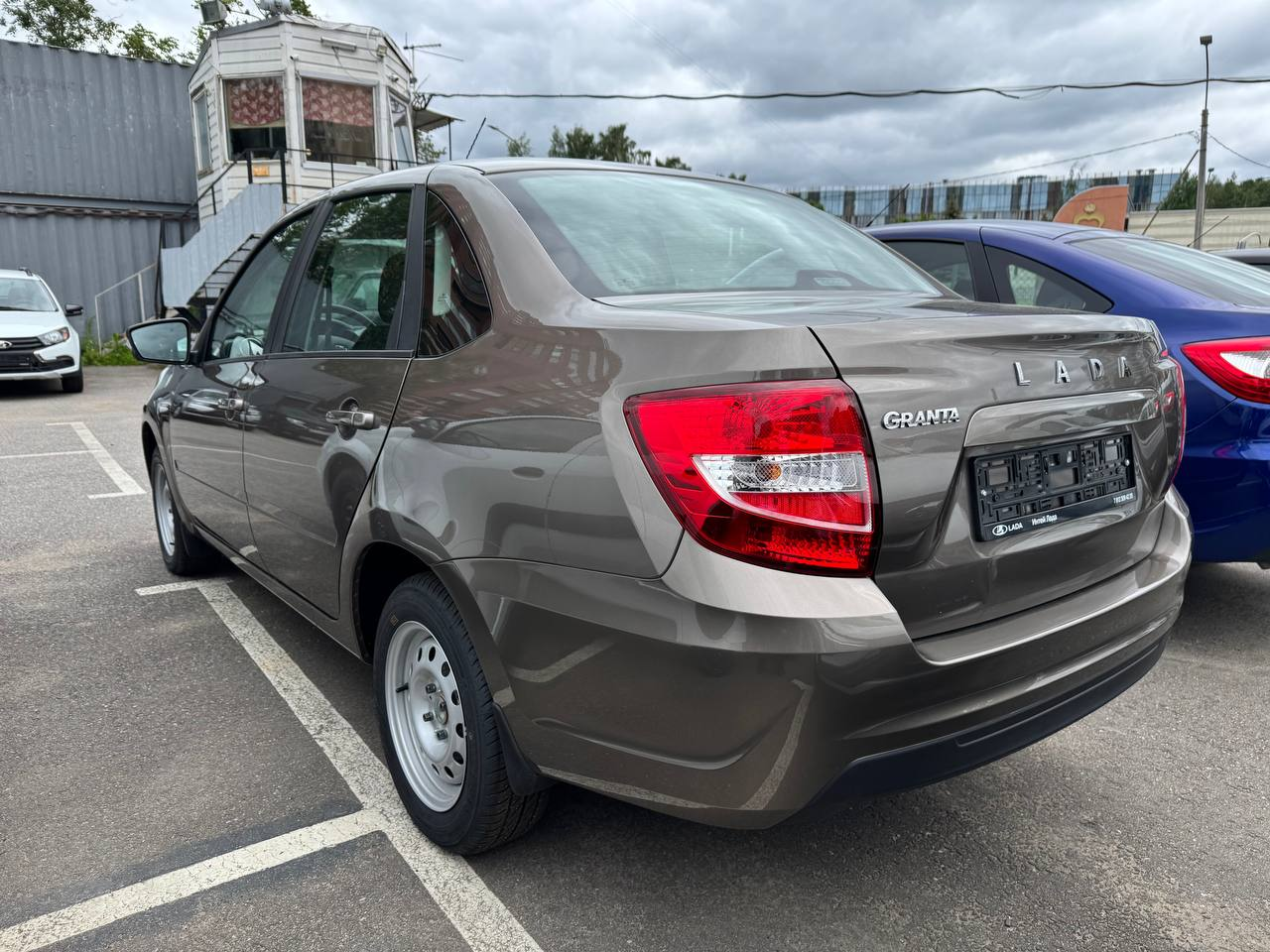 LADA Granta седан I Рестайлинг, Золотисто-коричневый "Кориандр" металлик, 687400 рублей, вид 6