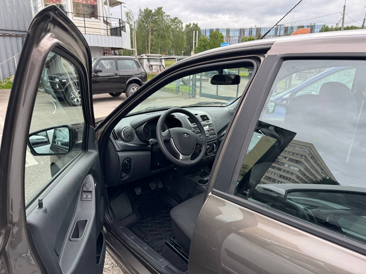 LADA Granta седан I Рестайлинг, Золотисто-коричневый "Кориандр" металлик, 687400 рублей, вид 7