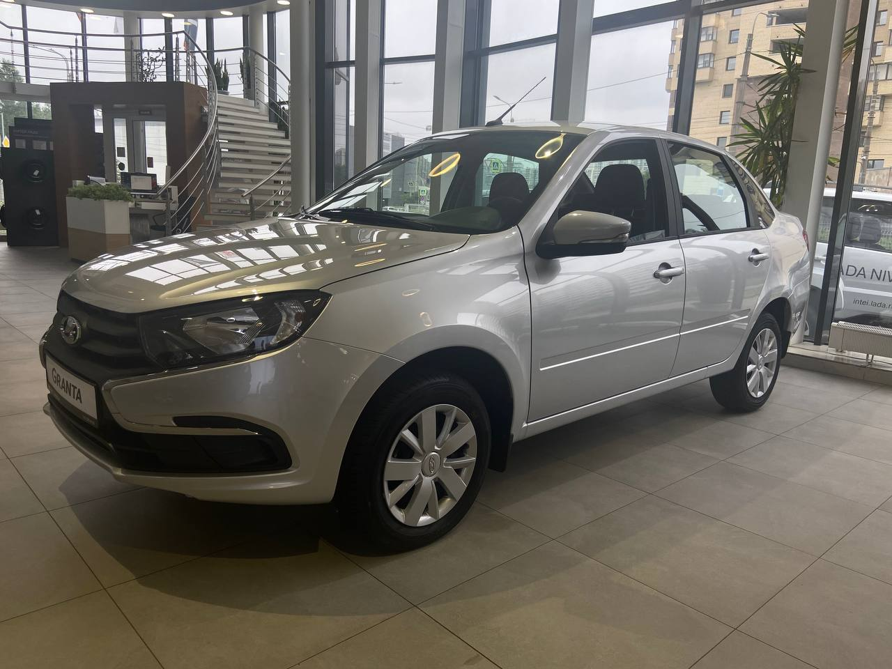 LADA Granta седан I Рестайлинг, Серебристый "Платина" металлик, 781200 рублей, вид 2