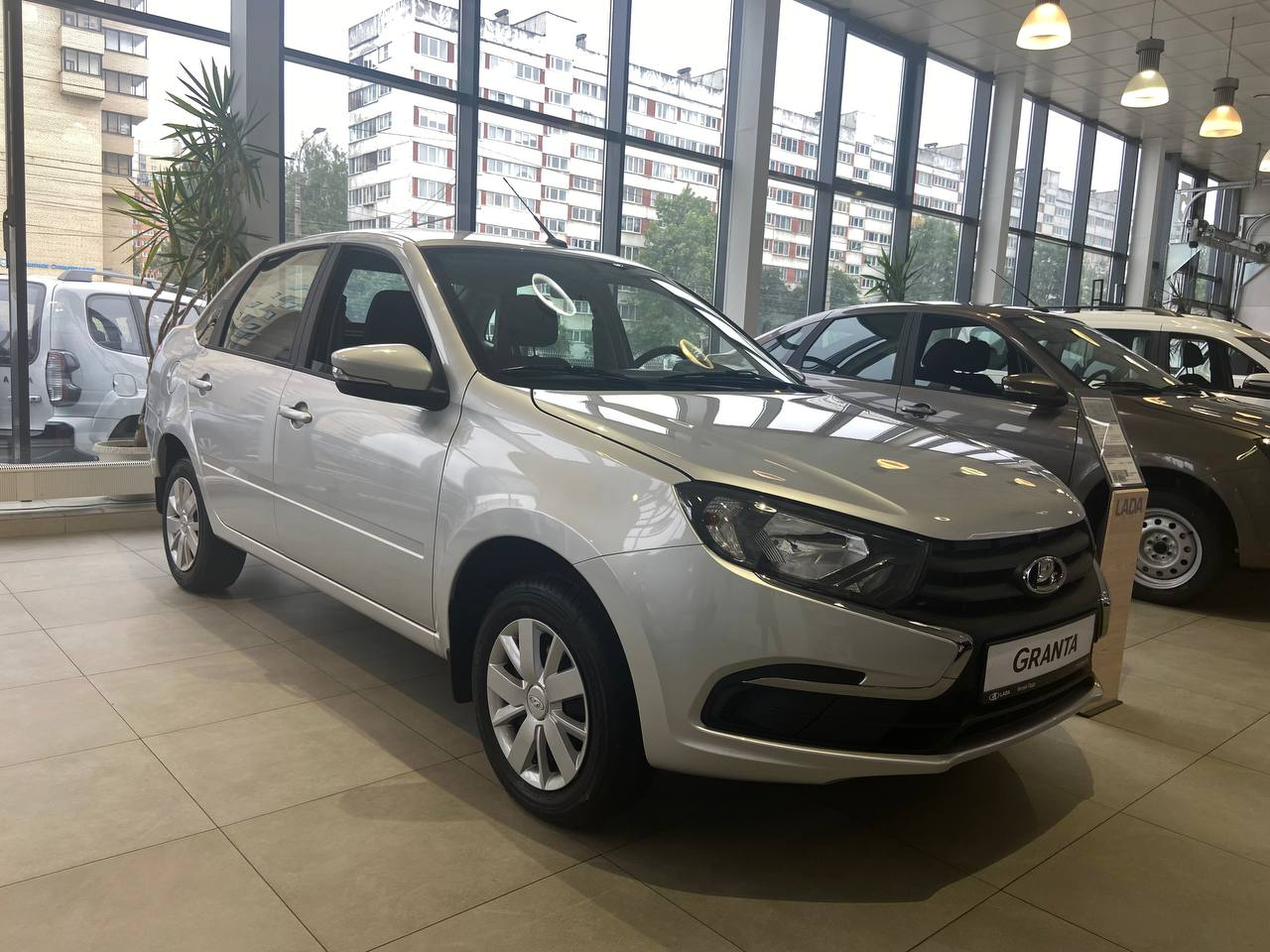 LADA Granta седан I Рестайлинг, Серебристый "Платина" металлик, 781200 рублей, вид 4