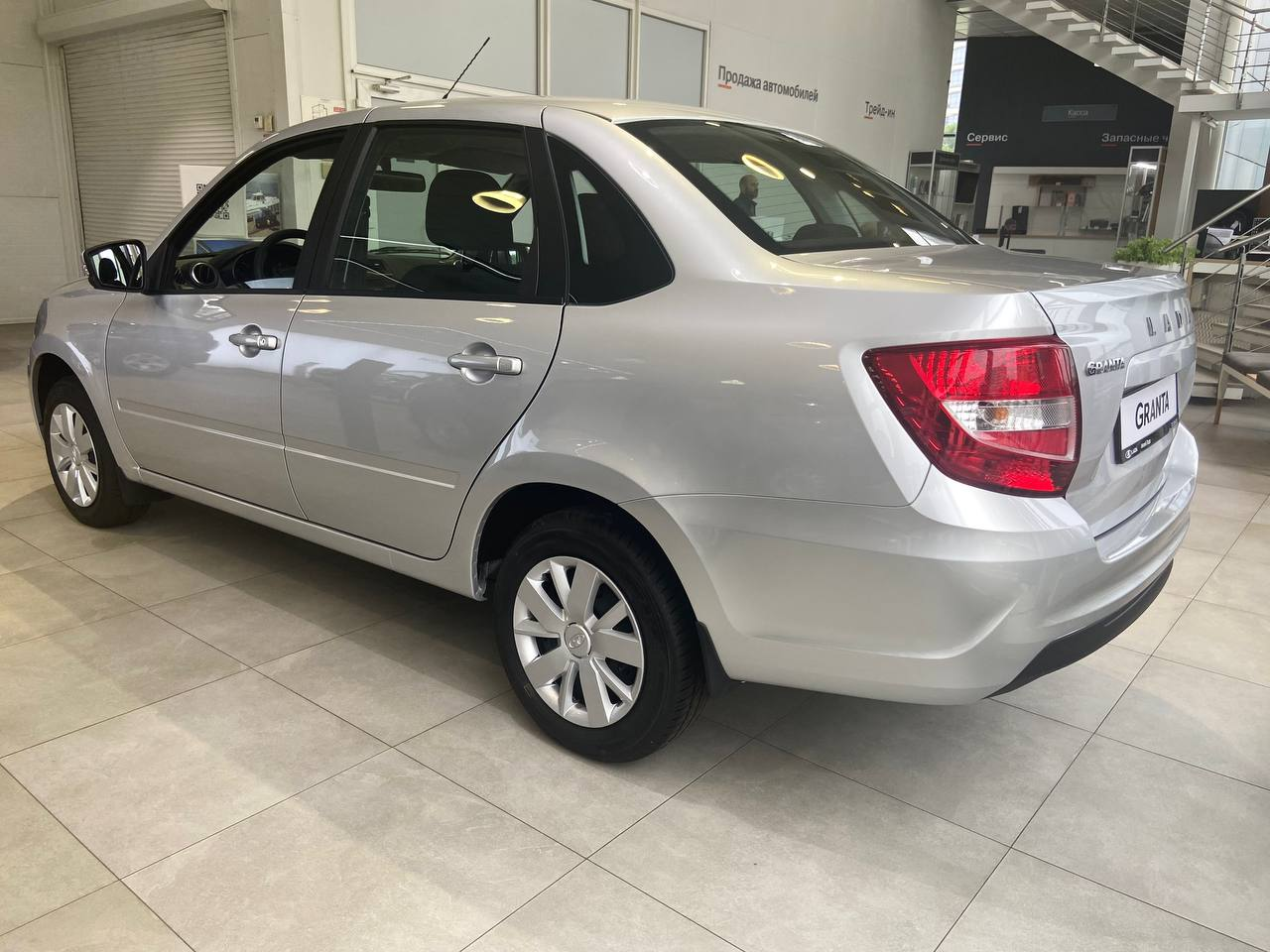LADA Granta седан I Рестайлинг, Серебристый "Платина" металлик, 781200 рублей, вид 5