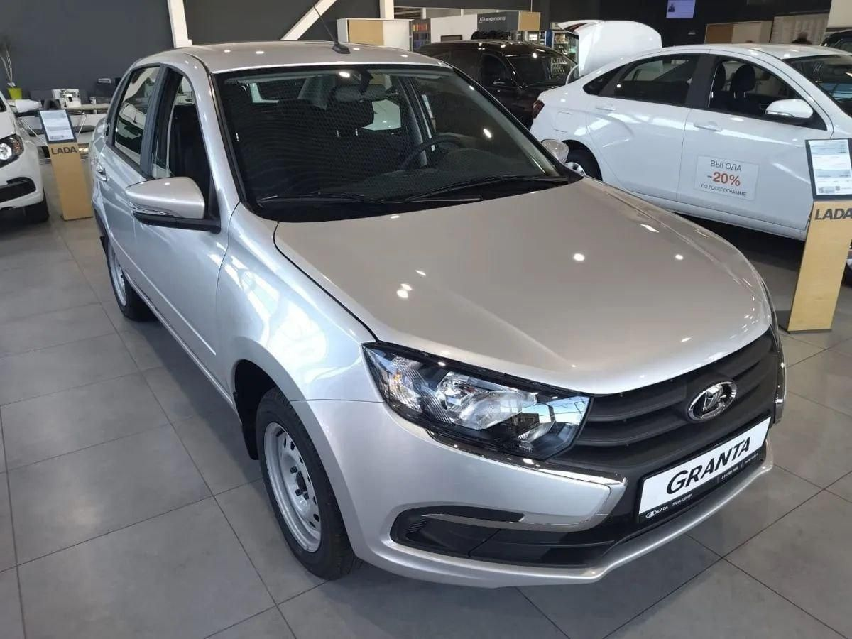 LADA Granta седан I Рестайлинг, Серебристый "Платина" металлик, 791696 рублей, вид 2