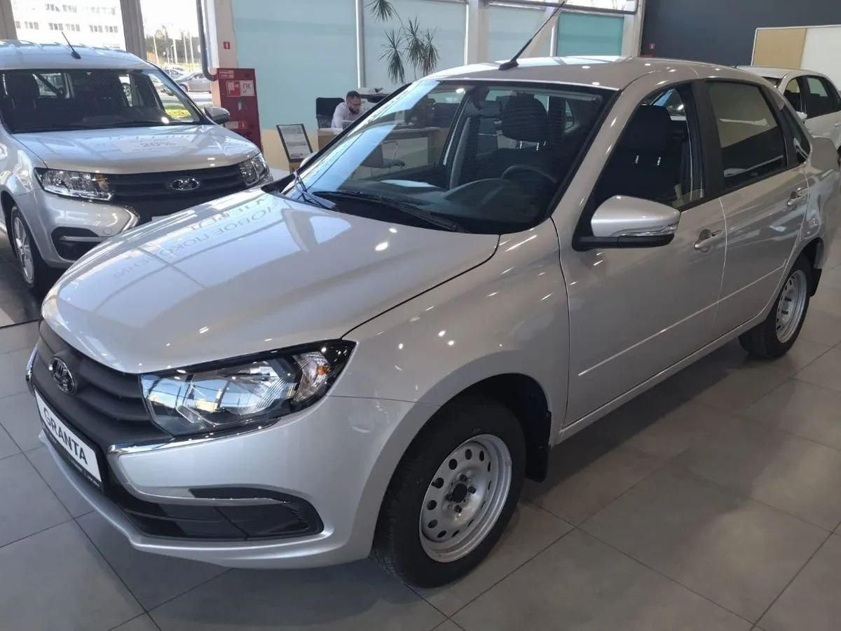 LADA Granta седан I Рестайлинг, Серебристый "Платина" металлик, 791696 рублей, вид 4