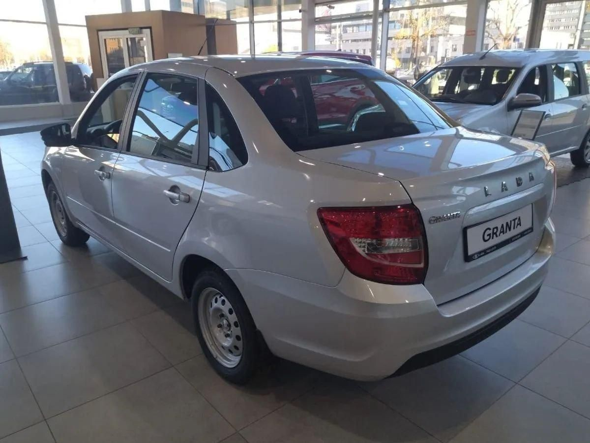 LADA Granta седан I Рестайлинг, Серебристый "Платина" металлик, 791696 рублей, вид 5