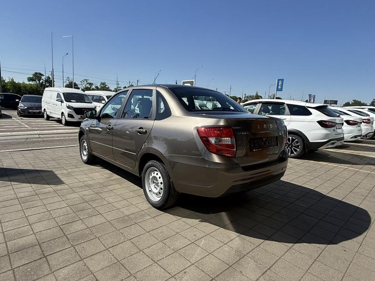 LADA Granta седан I Рестайлинг, Золотисто-коричневый "Кориандр" металлик, 918000 рублей, вид 5