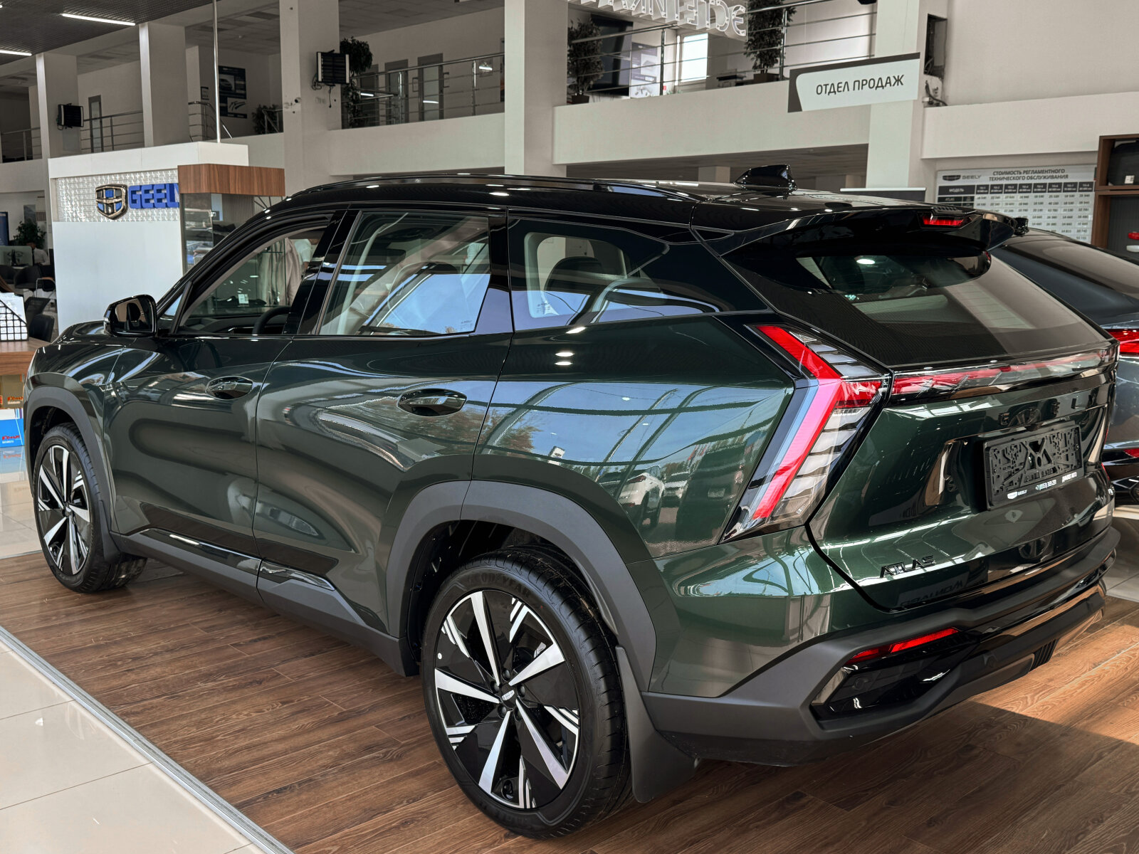 Geely Atlas II, Racing Green / Зеленый металлик, 3970990 рублей, вид 3