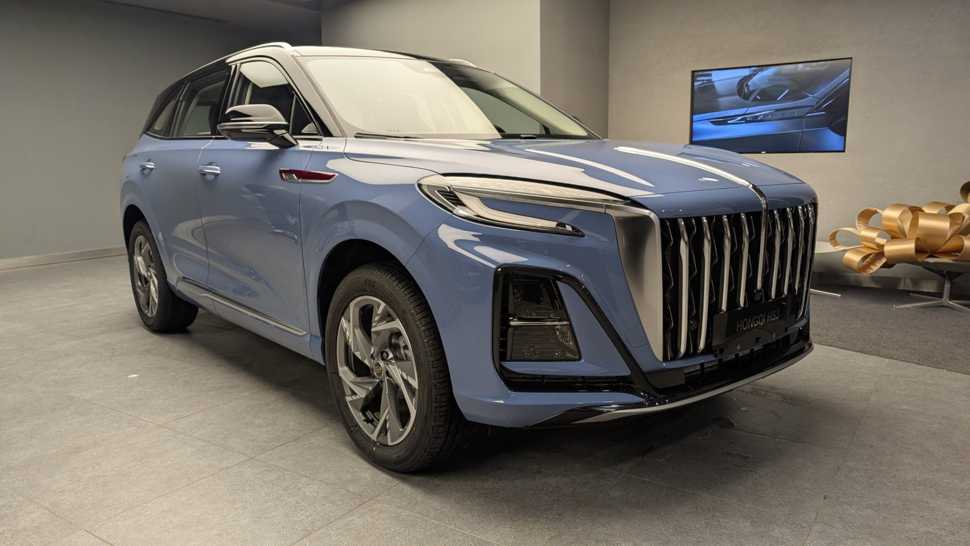 Hongqi HS3 I, Голубой с черной крышей / Bamboo blue + Black roof, 3252700 рублей, вид 2