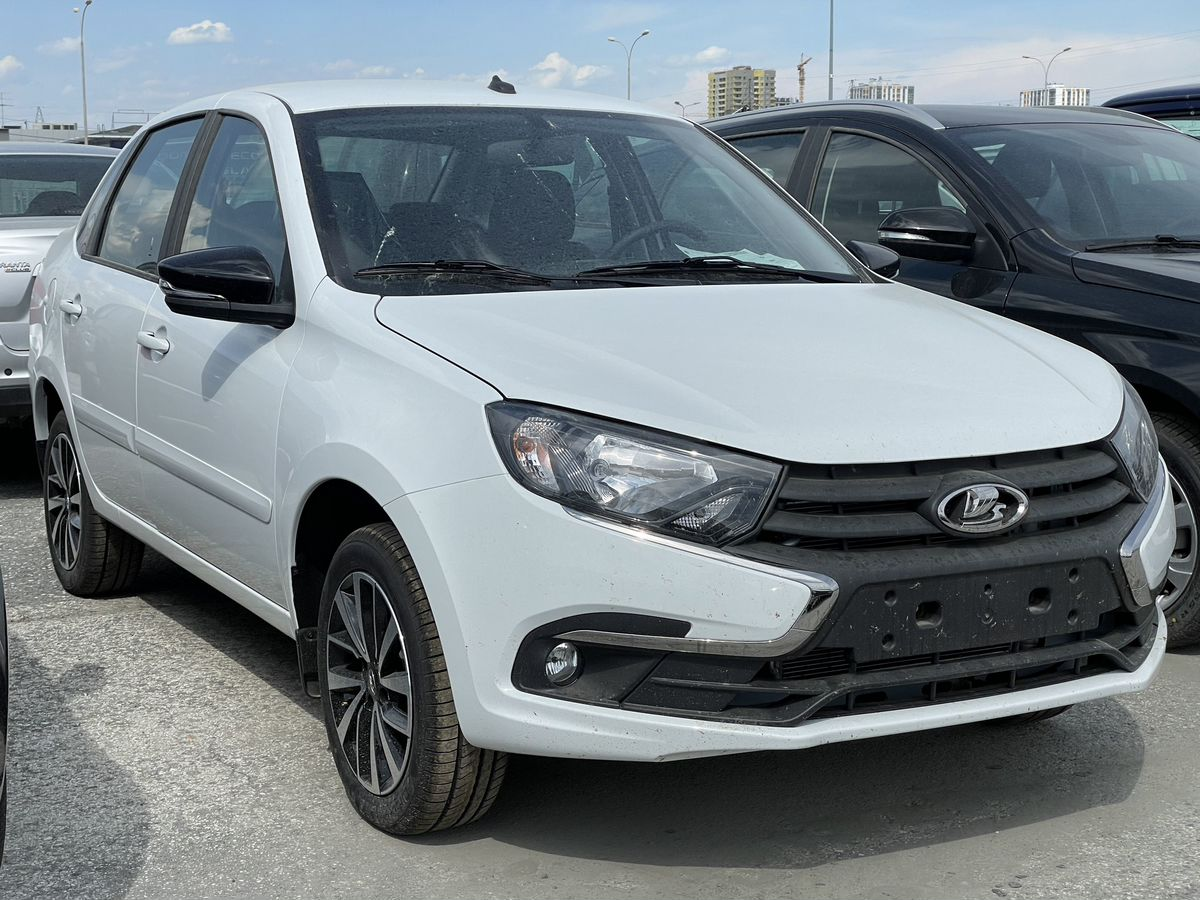 LADA Granta седан I Рестайлинг, Белый "Ледниковый", 888000 рублей, вид 4