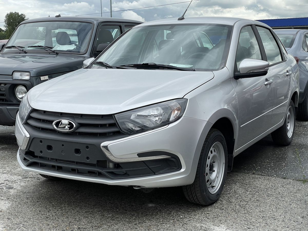 LADA Granta седан I Рестайлинг, Серебристый "Платина" металлик, 790400 рублей, вид 2