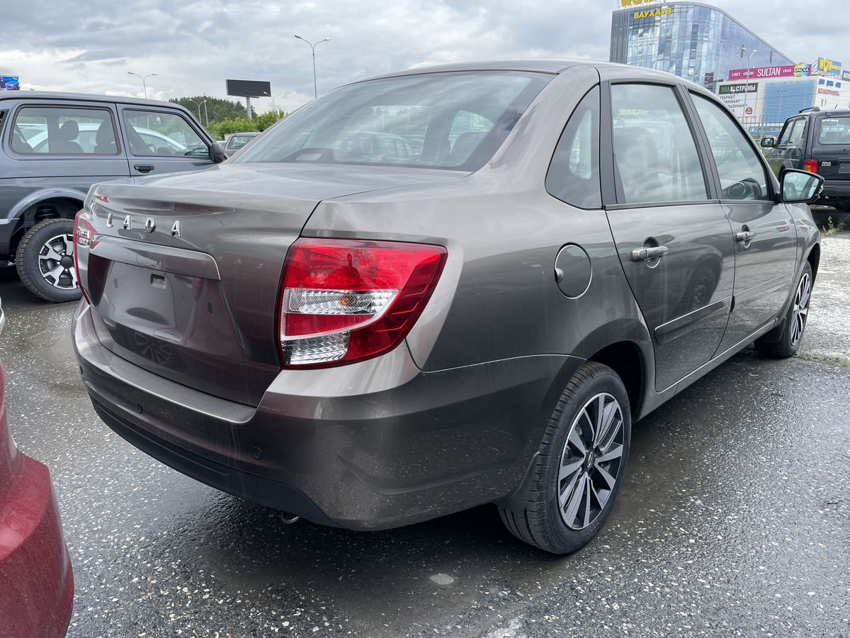 LADA Granta седан I Рестайлинг, Золотисто-коричневый "Кориандр" металлик, 904000 рублей, вид 6