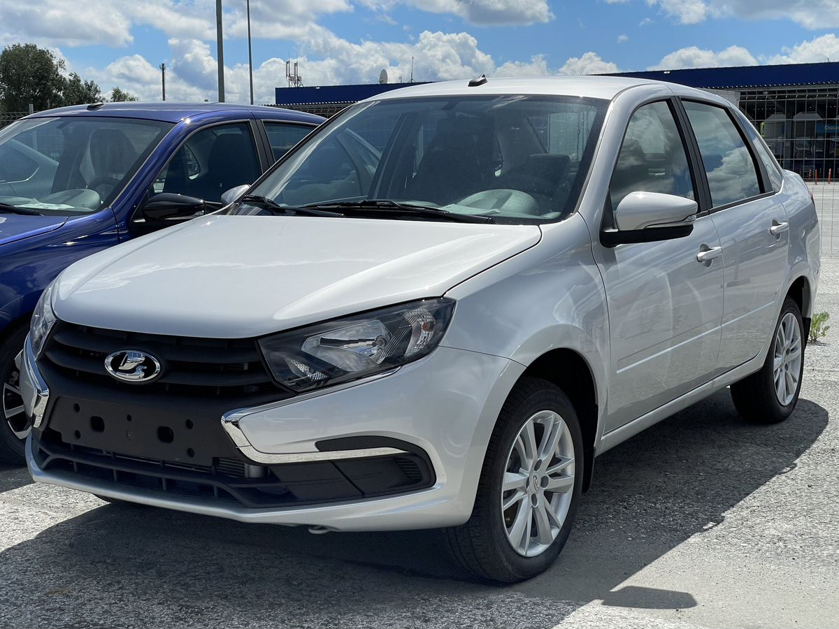 LADA Granta седан I Рестайлинг, Серебристый "Платина" металлик, 886400 рублей, вид 3