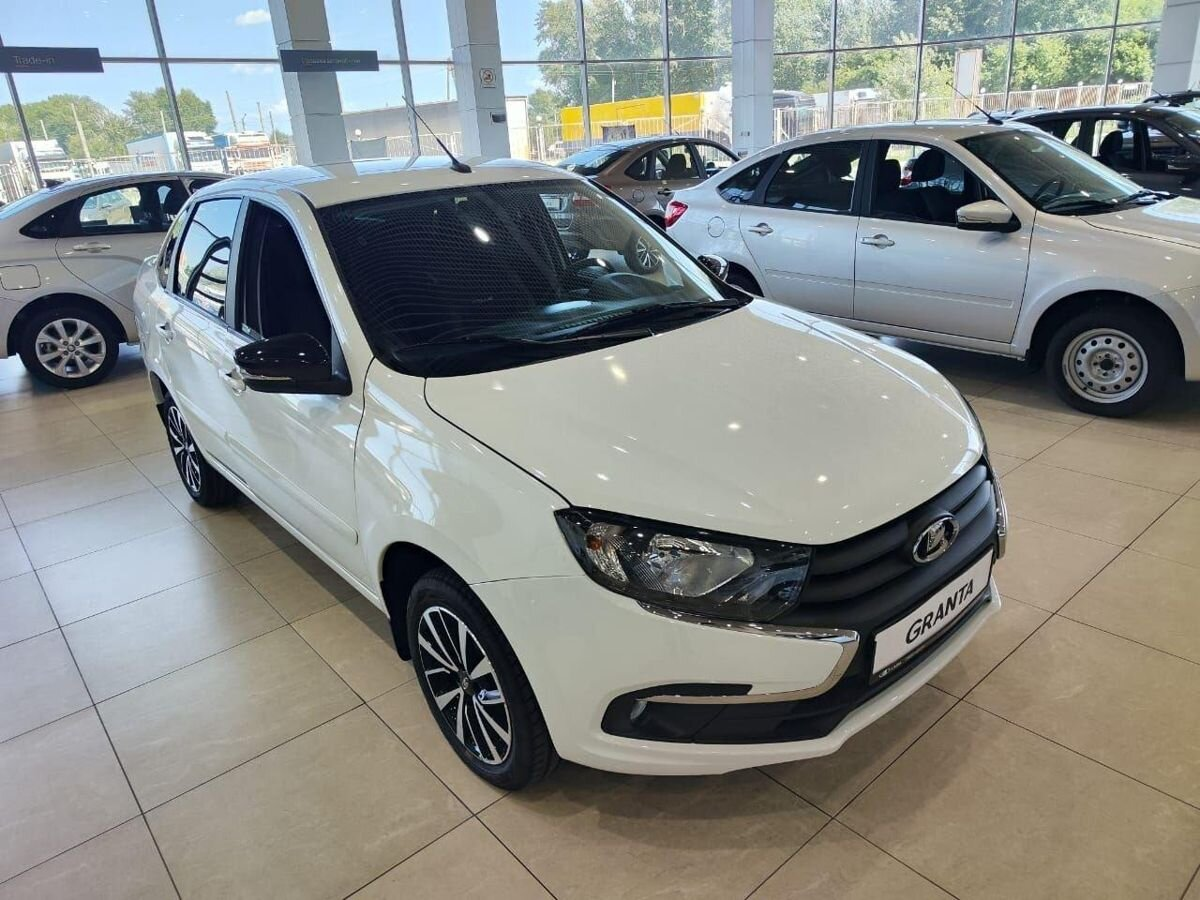 LADA Granta седан I Рестайлинг, Белый "Ледниковый", 951680 рублей, вид 3