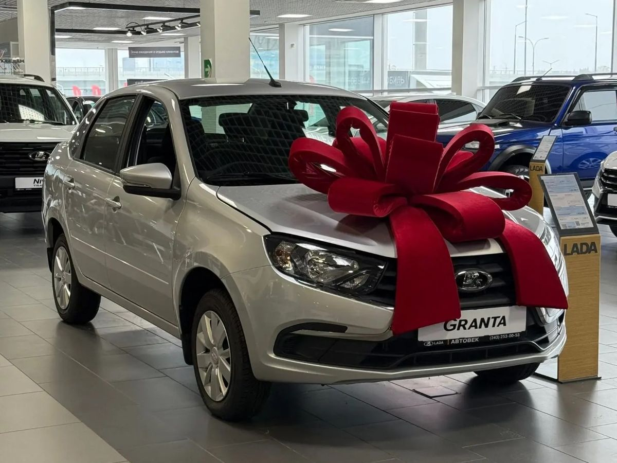 LADA Granta седан I Рестайлинг, Белый "Ледниковый", 774400 рублей, вид 2