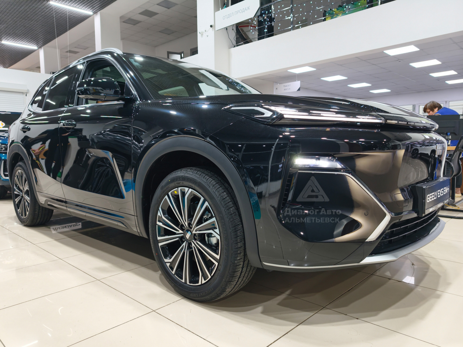 Geely EX5 Гибрид I, Ink Black / Черный металлик, 3959990 рублей, вид 4