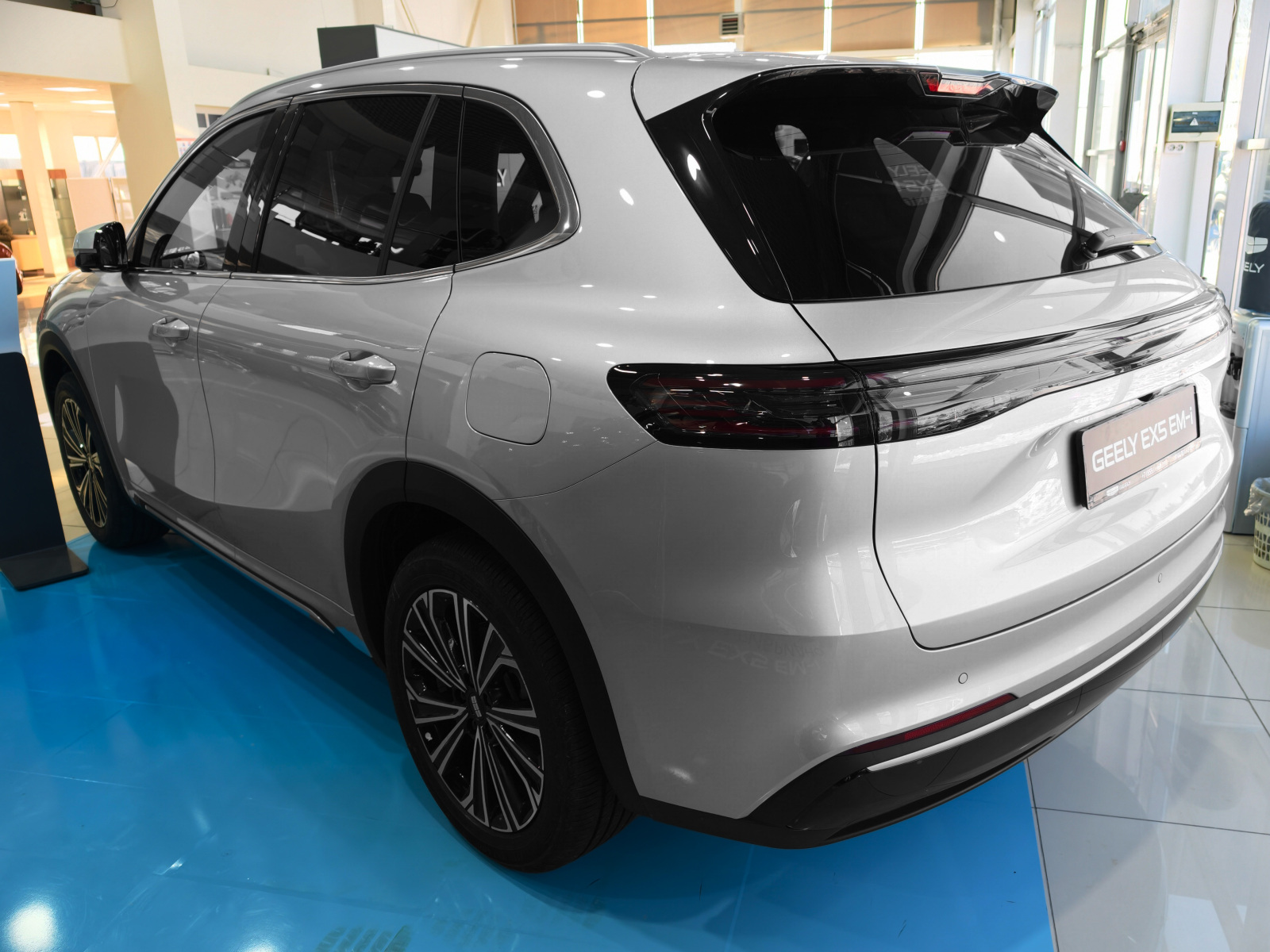 Geely EX5 Гибрид I, Pearl Silver / Серебристый металлик, 3959990 рублей, вид 4