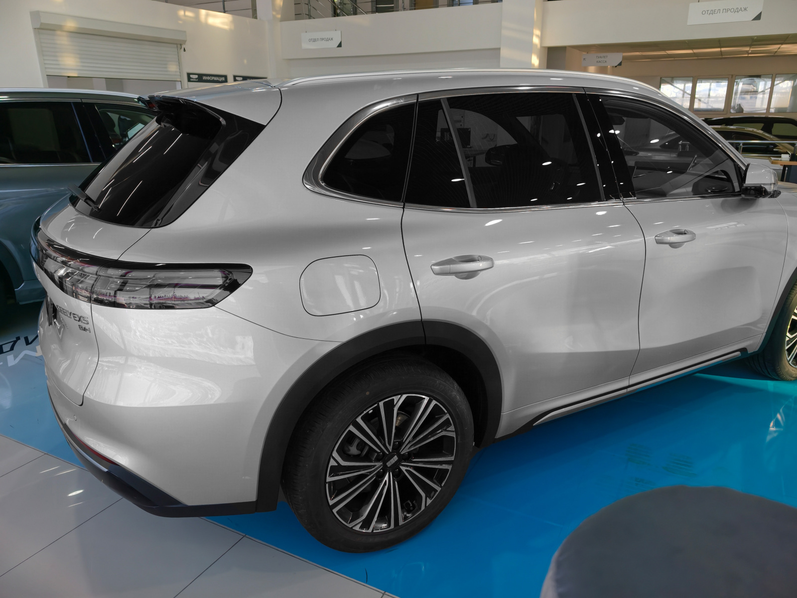 Geely EX5 Гибрид I, Pearl Silver / Серебристый металлик, 3959990 рублей, вид 6