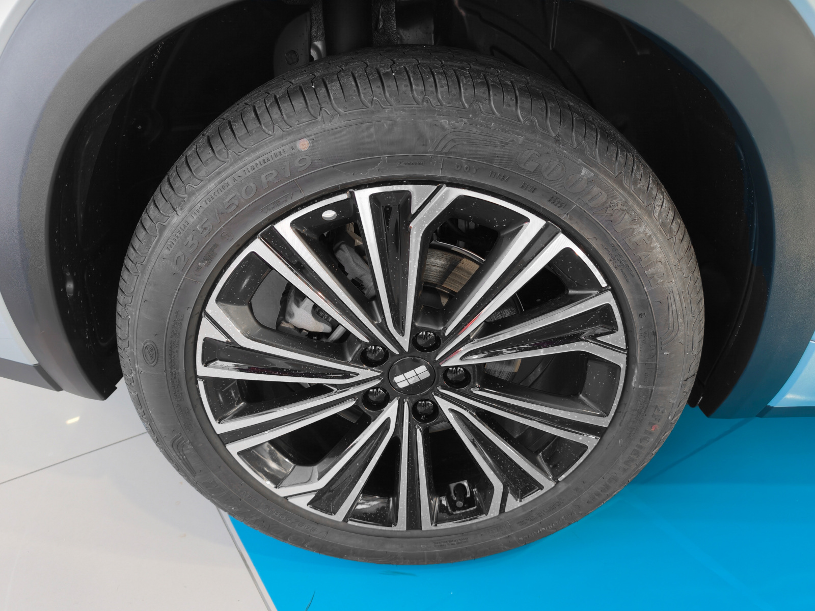Geely EX5 Гибрид I, Pearl Silver / Серебристый металлик, 3959990 рублей, вид 9