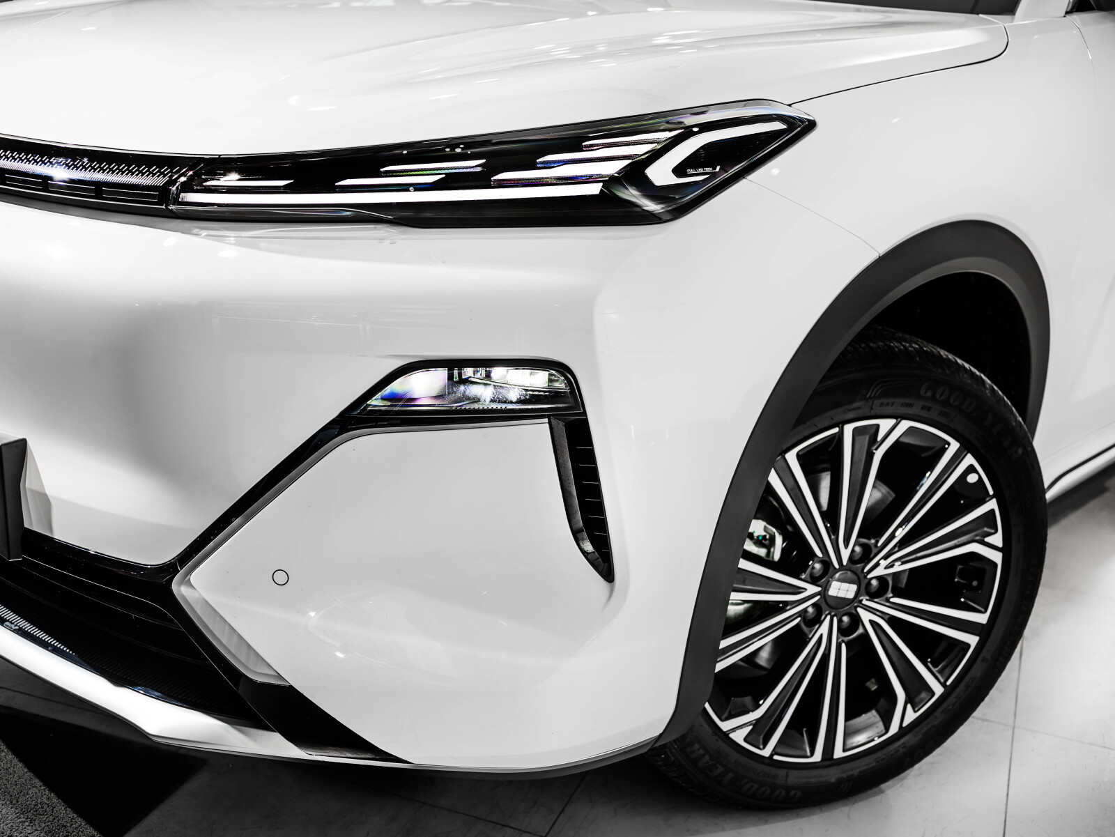 Geely EX5 Гибрид I, Crystal White / Белый, 3259990 рублей, вид 3
